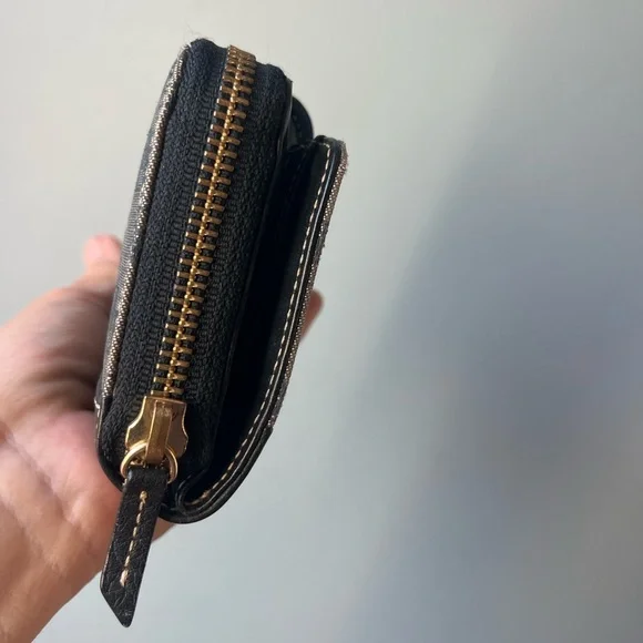 Dooney & Bourke Vintage Signature Logo Zip around wallet - Picture 12 of 16